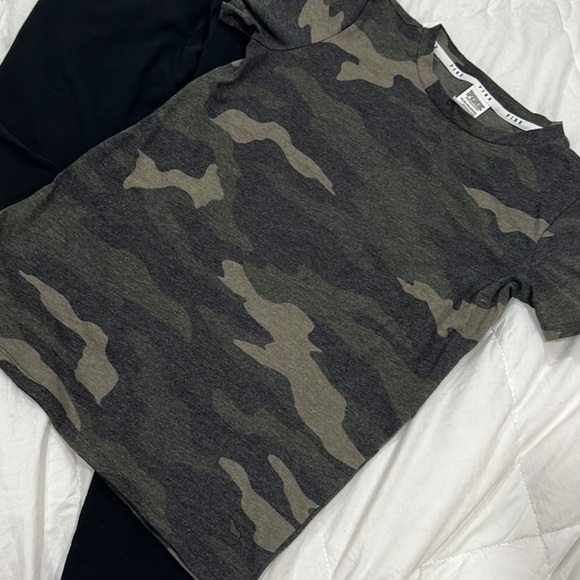 💚PINK VS Camouflage TOP only - Picture 13 of 13